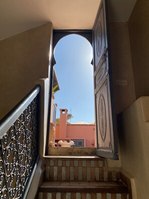 المنشأة من الداخل