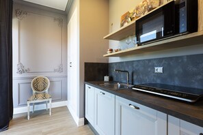 Refrigerador, microondas, placa de cocina, cafetera/tetera