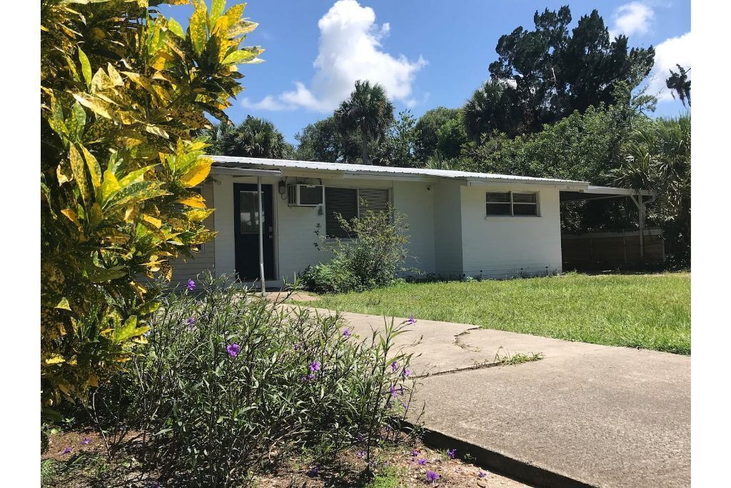 Warm & Cozy Cottage at New Smyrna Beach