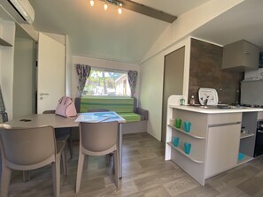 Fridge, microwave, oven, stovetop - Large mobile home 3 bedrooms 2 bathrooms 2 toilets (Marennes-Hiers-Brouage)