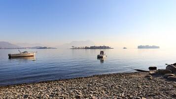 Sulla spiaggia, lettini da mare