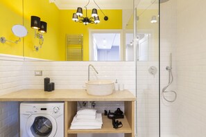 Chuveiro, secador de cabelo, toalhas de banho, sabonete