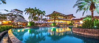 Luxury Retreat: Private Pool, Fire Pit + Exclusive Beach Club – 4 Min to the Beach