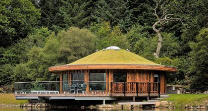 Loch side property with private hot tub and own Loch