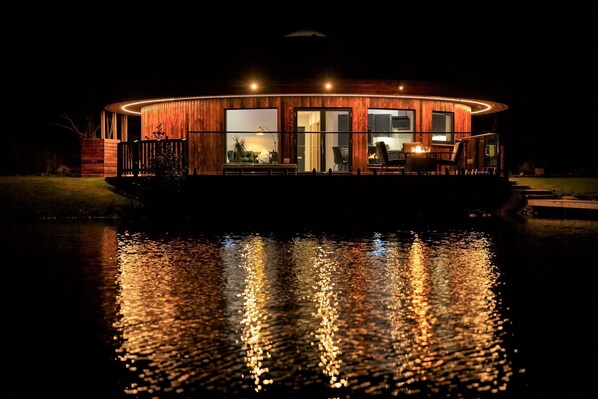 Exterior - Loch side property with private hot tub and own Loch (Plockton)