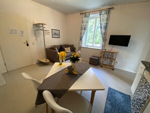 Una televisión, un reproductor estéreo