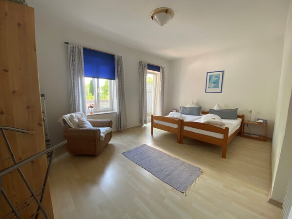 1 dormitorio, caja fuerte, tabla de planchar con plancha y cuna de viaje