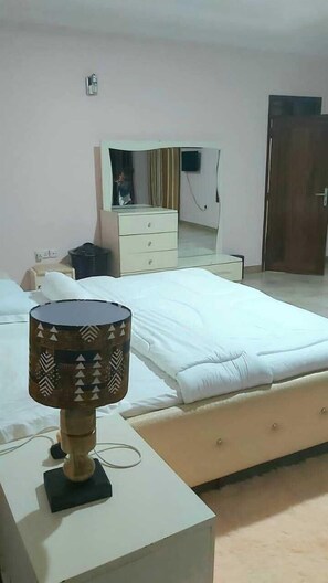 5 bedrooms, iron/ironing board, WiFi, bed sheets