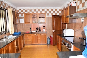 ثلاجة، ميكروويف، فرن، موقد طهي مسطح