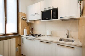 Kühlschrank, Ofen, Herdplatte, Wasserkocher