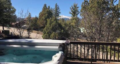 BearLuckLodge! Amazing Cabin-Hot Tub, Views, Game Room/Arcade, Location, Peloton