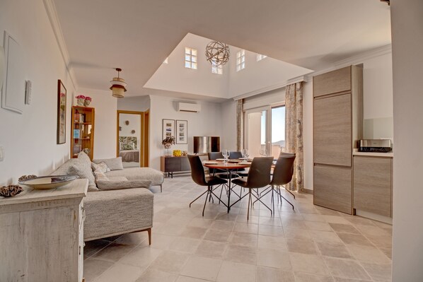 Smart TV, books - Samuel Penthouse (Cómpeta)