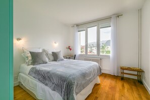 2 bedrooms, desk, soundproofing, iron/ironing board