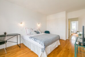 3 chambres, bureau, système d’insonorisation, fer et planche à repasser