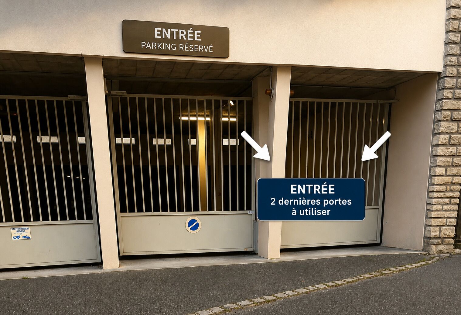Une entrée de parking avec un panneau indiquant les places de stationnement réservées et des flèches pointant vers les avant-dernières portes à utiliser.