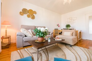 Smart TV, offices - Spacious 95m² w/ AC & Private Parking – 2BR, Comfort Stay 4 Guests (Dijon)