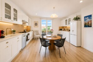 Réfrigérateur, four à micro-ondes, un four, surface de cuisson