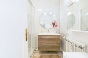 Shower, hair dryer, bathrobes, slippers - Spacious 95m² w/ AC & Private Parking – 2BR, Comfort Stay 4 Guests (Dijon)