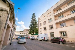 Exterior - Spacious 95m² w/ AC & Private Parking – 2BR, Comfort Stay 4 Guests (Dijon)