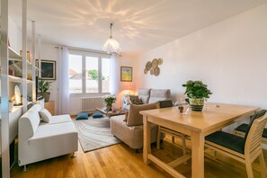 Smart TV, offices - Fully Renovated 2 Bedroom Apartment +Sitting Room Sofa Bed 7mn Centre Ville (Dijon)