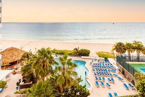 Una piscina al aire libre, una piscina climatizada