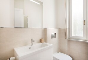 Dusche, Bidet, Handtücher, Toilettenpapier