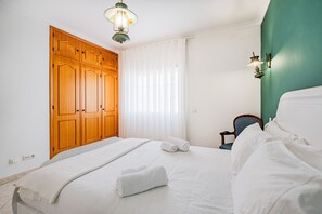 5 間睡房、房內夾萬、熨斗/熨衫板、可攜式嬰兒床