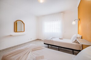 5 間睡房、房內夾萬、熨斗/熨衫板、可攜式嬰兒床