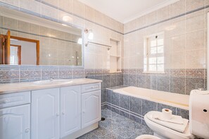 Regadera, secadora de cabello, toallas 