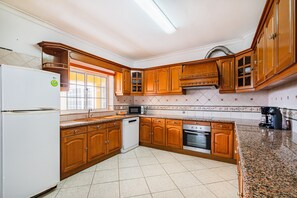 冰箱、微波炉、烤箱、炉灶