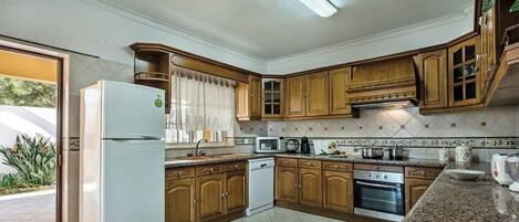 Een koelkast, een microgolfoven, een oven, een kookplaat