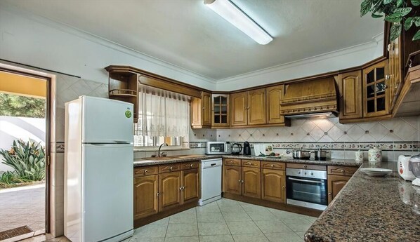 Kjøleskap, mikrobølgeovn, ovn og kokeplater