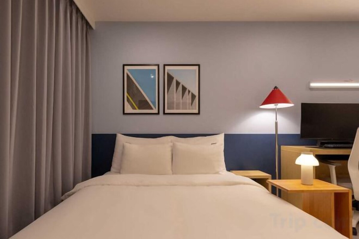 Premium bedding, soundproofing, free WiFi, bed sheets