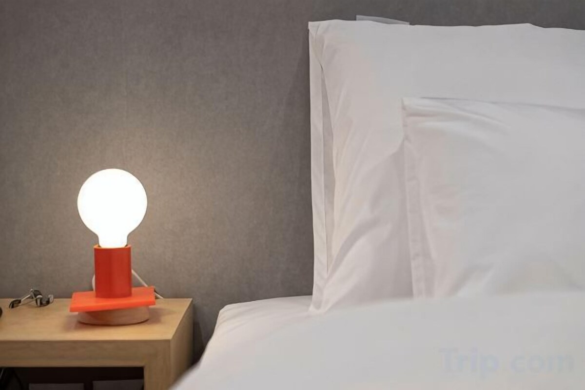 Premium bedding, soundproofing, WiFi (free), bed sheets
