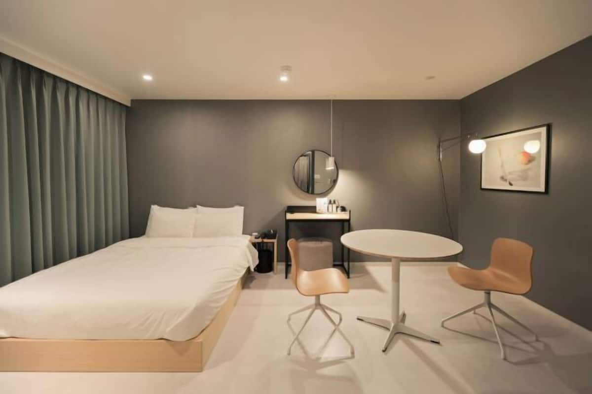 1 bedroom, premium bedding, soundproofing, free WiFi
