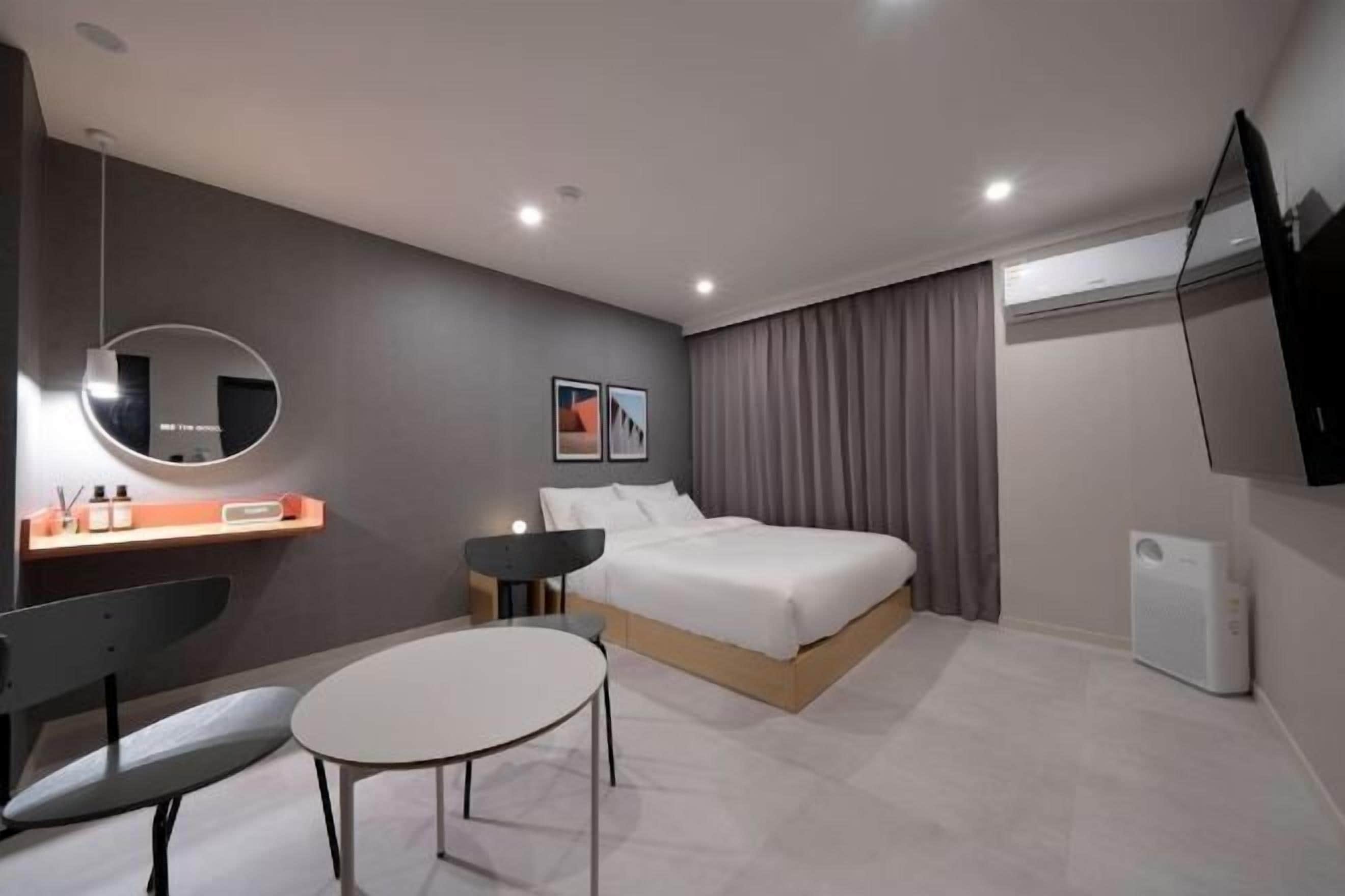 Ropa de cama de alta calidad, sistema de insonorización y wifi gratis 