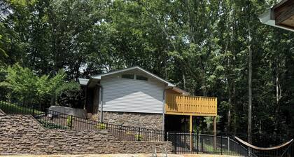 Downtown Family Retreat-Minutes to Dahlonega/Pool/5 Beds/3.5 Baths!