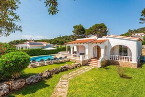 A villa with a swimming pool, outdoor seating, and a stone pathway. - Villa Lavanda by Villa Plus (Sant Tomas)