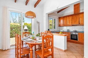 Mikroaaltouuni, astianpesukone, kahvin-/teenkeitin