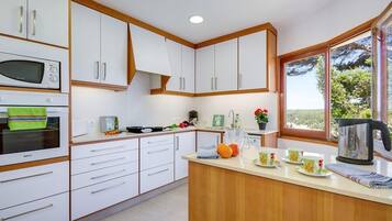 Een microgolfoven, een vaatwasser