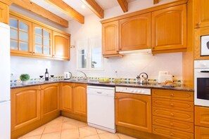 Een microgolfoven, een vaatwasser