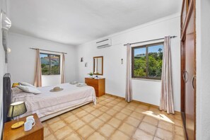 7 bedrooms, WiFi, bed sheets