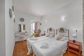 4 makuuhuonetta, silitysrauta/-lauta, ilmainen Wi-Fi, vuodevaatteet