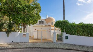 A Mediterranean-style villa with a dome, white walls, and a tiled roof. - Villa Ninho da Aguia by Villa Plus (Albufeira)