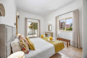 3 slaapkamers, een strijkplank/strijkijzer, gratis wifi, beddengoed