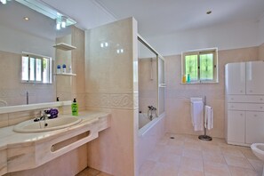 Secador de pelo y toallas