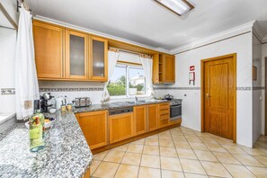 Microwave, dishwasher, coffee/tea maker