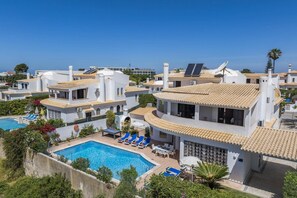 Un complexe hôtelier comprenant plusieurs bâtiments, une piscine et des panneaux solaires.