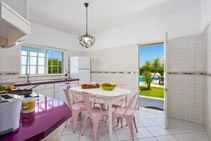 Mikrowelle, Geschirrspüler, Wasserkocher mit Kaffee-/Teezubehör