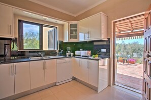 Microwave, dishwasher, coffee/tea maker